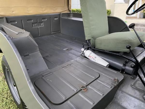 越野車的鼻祖，一塵不染的1950年威利斯吉普車