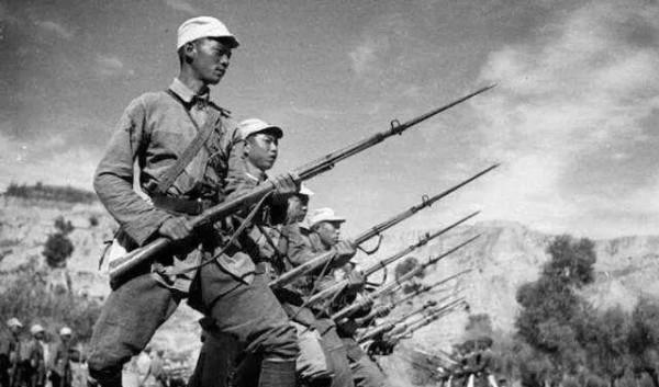 抗戰時期，八路軍被日軍包圍，老樵夫助八路軍脫險後忽然神秘失蹤