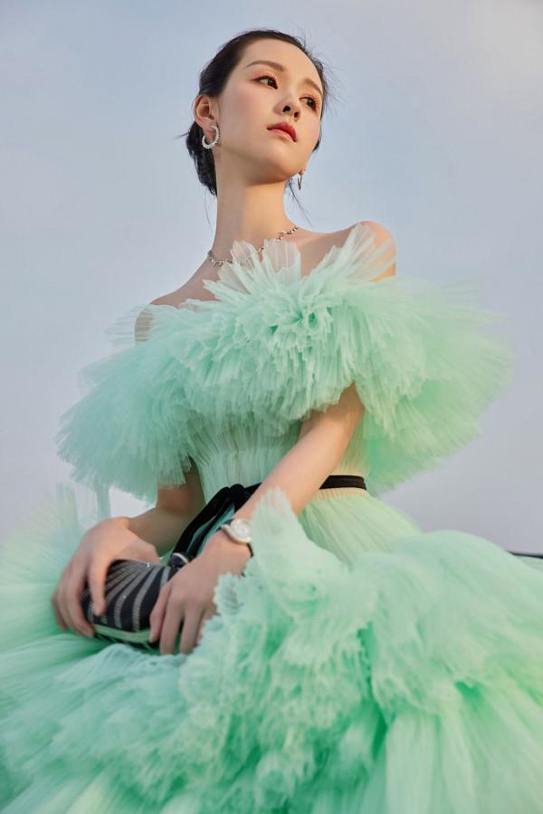 陳都靈薄荷色禮服渲染秋日溫柔 大秀天鵝頸+鎖骨殺誘惑力滿分 陳都靈薄荷色禮服渲染秋日溫柔 大秀天鵝頸+鎖骨殺誘惑力滿分