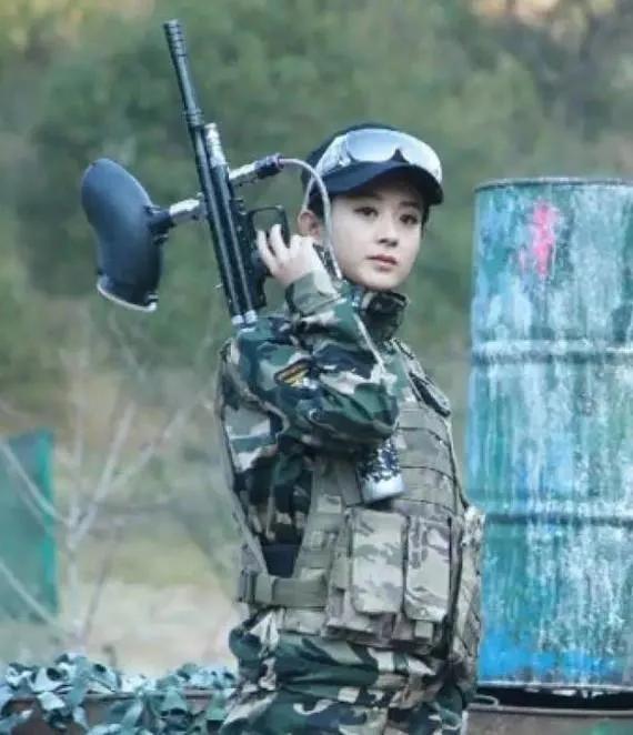 趙麗穎穿軍裝，有的英姿颯爽，有的可可愛愛，這反差萌太絕了