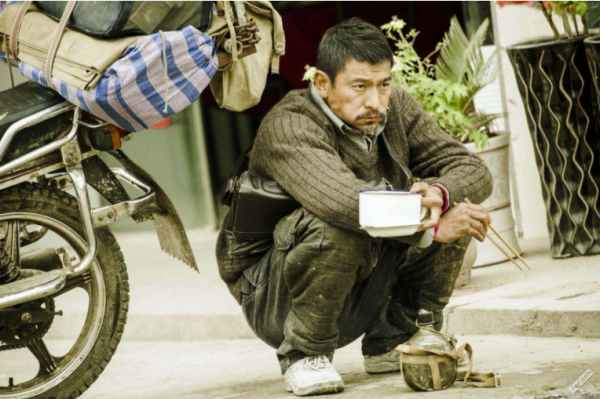 被拐女嬰30年後帶新婚丈夫回家，父親墳前哭成淚人：爸，我回家了