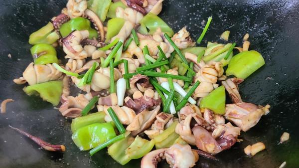 椒鹽魷魚,是我家經常吃的一道美味家常菜,10分鐘就能做好 椒鹽魷魚,是我家經常吃的一道美味家常菜,10分鐘就能做好