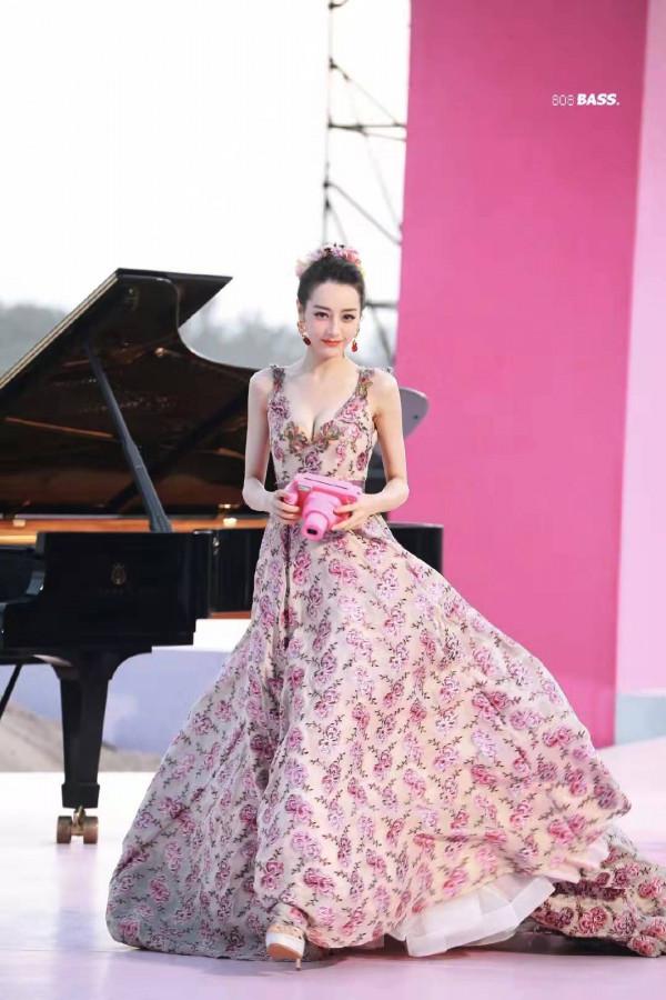 迪麗熱巴紅毯造型太絕了，張張驚豔，你最喜歡哪個？