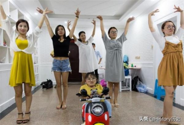 金青青：身高68釐米，重36斤，嫁1米68的老公，去哪都要老公跟著