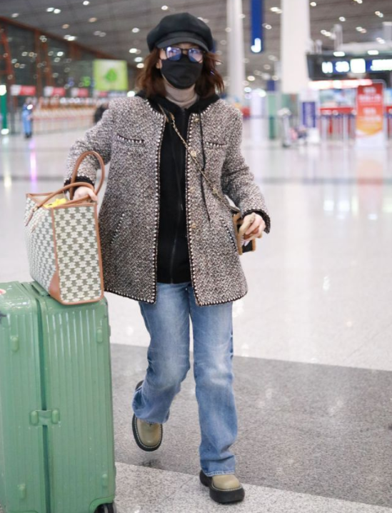 吳昕一點沒有明星包袱，穿小香風疊穿衛衣+高領衫，為保暖拼了