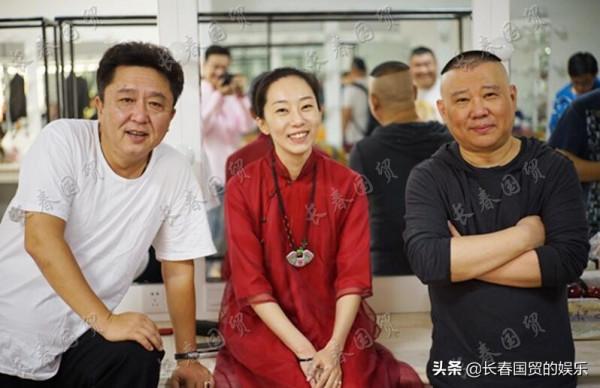侯耀文大女兒與郭德綱于謙同框，面板白皙端莊文靜氣質好