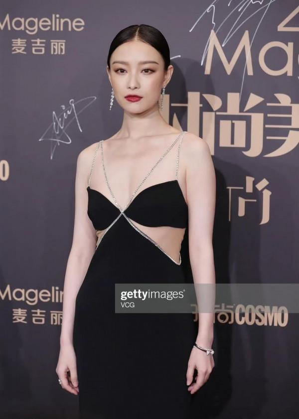 女明星肩頸有多絕？楊冪楊穎白到反光，娜扎熱巴新疆雙美