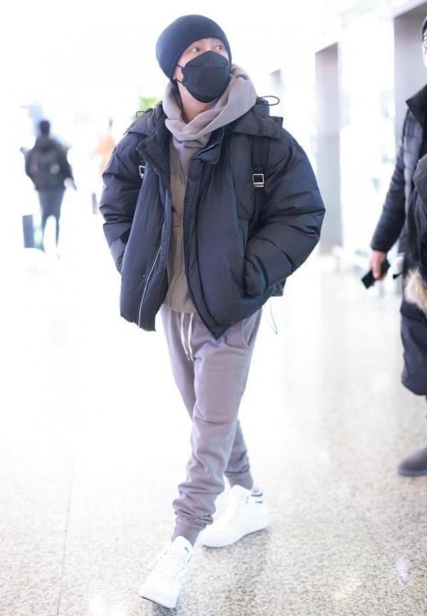 張衛健穿麵包服似“小巨人”，夾克裡面套件衛衣，這是有多怕冷