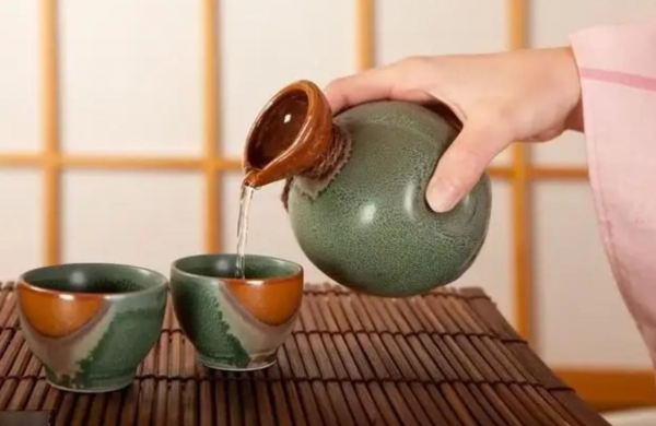 貨架上3種“光瓶白酒”,看著不上檔次,卻都是真正的純糧酒 貨架上3種“光瓶白酒”,看著不上檔次,卻都是真正的純糧酒