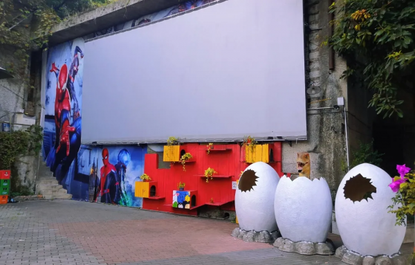 奔著體驗汽車影院而去，沒想到被周圍免費的環境吸引到了