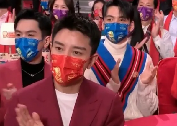 春晚明星搞笑瞬間：陳寶國隔口罩摳鼻子，張韶涵李榮浩大眼瞪小眼