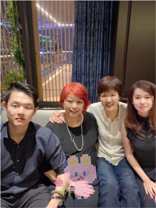 郎平退休後狀態真好,穿T恤還圍條花絲巾很精神,氣質越來越溫柔 郎平退休後狀態真好,穿T恤還圍條花絲巾很精神,氣質越來越溫柔