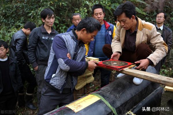 農村“抬棺隊”應運而生,農村人表示反對,你怎麼看? 農村“抬棺隊”應運而生,農村人表示反對,你怎麼看?