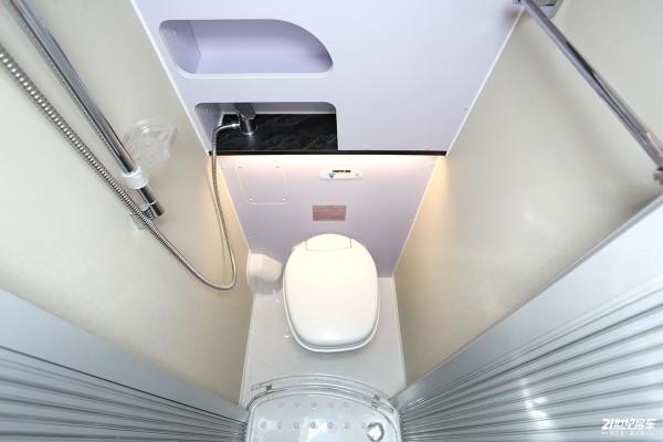 不懼限高！美女初體驗高度只有2米4的宇通福特B型房車