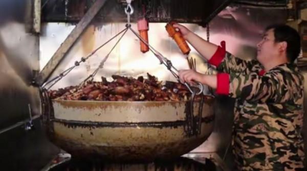 河南帥哥女婿賣羊蹄,一天600斤賣2萬,顧客說好吃得想跺腳 河南帥哥女婿賣羊蹄,一天600斤賣2萬,顧客說好吃得想跺腳