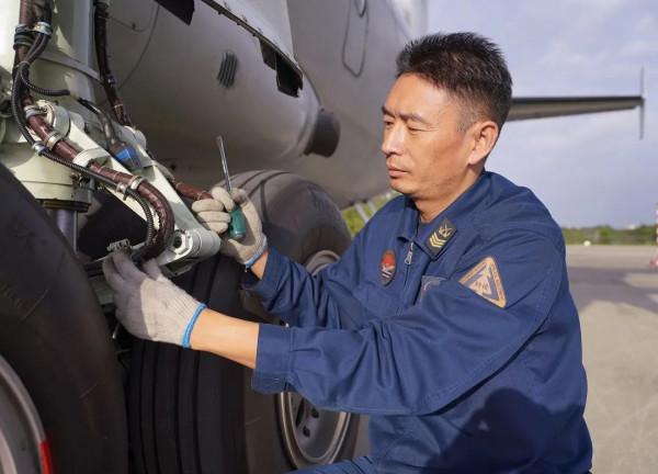 二級軍士長肖新建:為戰鷹把脈的“兵專家” 二級軍士長肖新建:為戰鷹把脈的“兵專家”