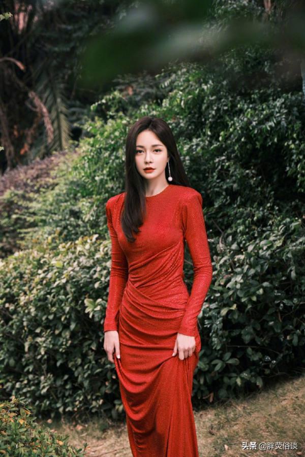 沈夢辰一身紅裙配上齊肩短髮，美麗大方