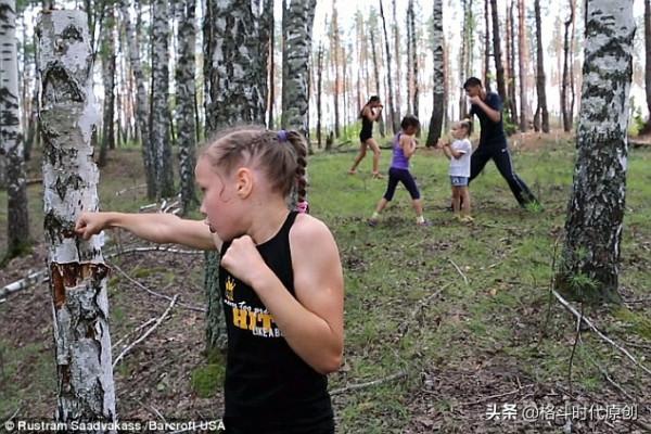 5年過去，那個徒手打斷樺樹的女孩，已經可以手撕鐵門了