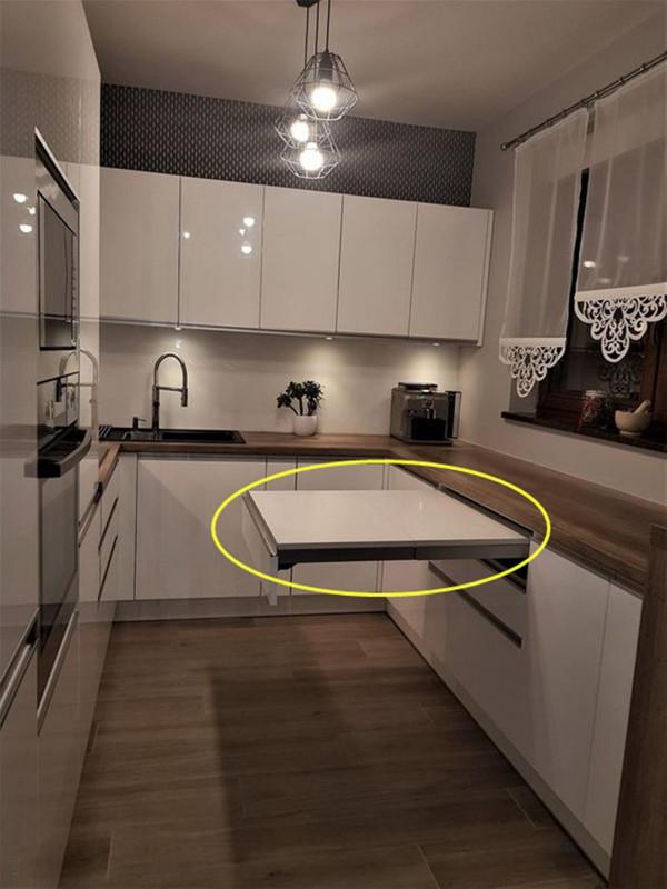 小戶型開始“去餐廳化”,櫥櫃下面留一塊地,解決日常用餐很簡單 小戶型開始“去餐廳化”,櫥櫃下面留一塊地,解決日常用餐很簡單