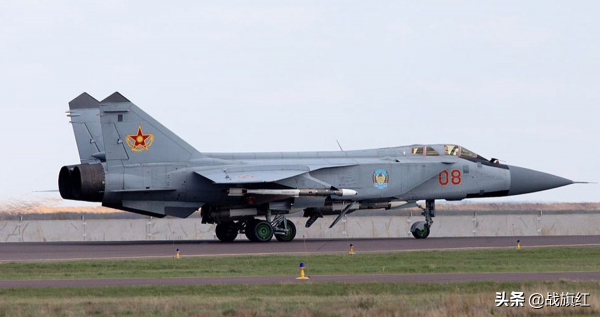 哈薩克軍力有多強？曾經手握1400枚核彈，為何自廢武功