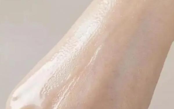 乳液和麵霜到底有何不同？看完這篇，你就知道該選哪個了