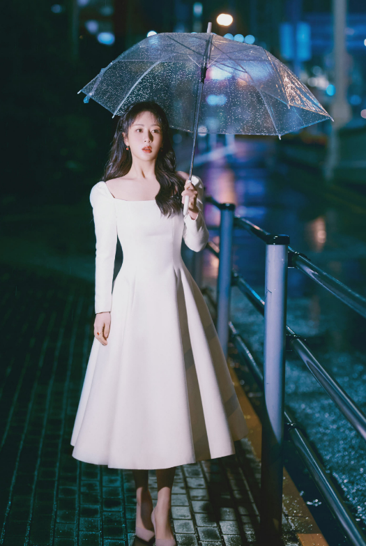 時尚黑洞楊紫終於穿對衣服了，穿小白裙雨中撐傘，氛圍感十足