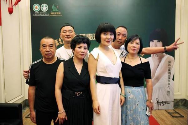 陳紅：當紅時嫁豪門，被負後轉移丈夫12億財產，今和兒子相依為命