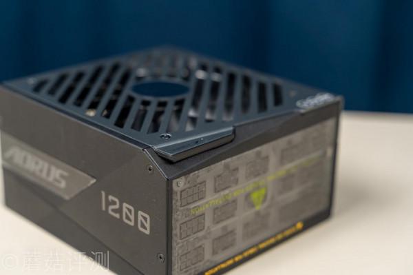 螢幕酷炫,用料誇張,適合高階玩家、技嘉鉑金雕1200W白金牌電源 螢幕酷炫,用料誇張,適合高階玩家、技嘉鉑金雕1200W白金牌電源