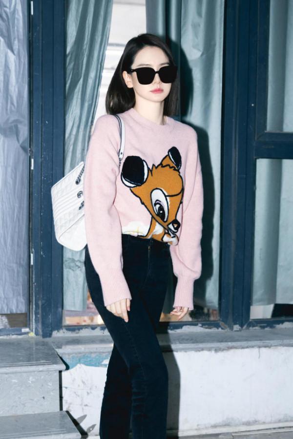 &OpenCurlyDoubleQuote;戚薇&rdquo;不走尋常路，把白襯衫當連衣裙，西裝只穿半件，意外時髦