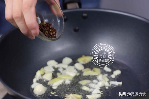 爆炒魷魚鮮嫩爽滑,正確的焯水方法是關鍵,牢記,營養美味就不遠 爆炒魷魚鮮嫩爽滑,正確的焯水方法是關鍵,牢記,營養美味就不遠