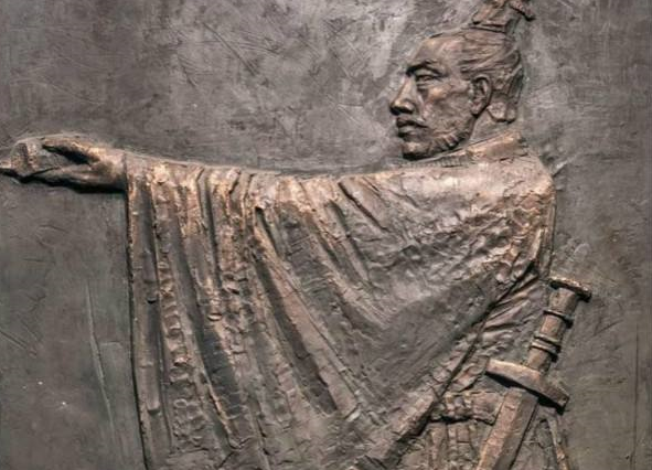 村民偶然挖出18件青銅器,原以為“犯了法”,專家卻獎勵他400塊 村民偶然挖出18件青銅器,原以為“犯了法”,專家卻獎勵他400塊