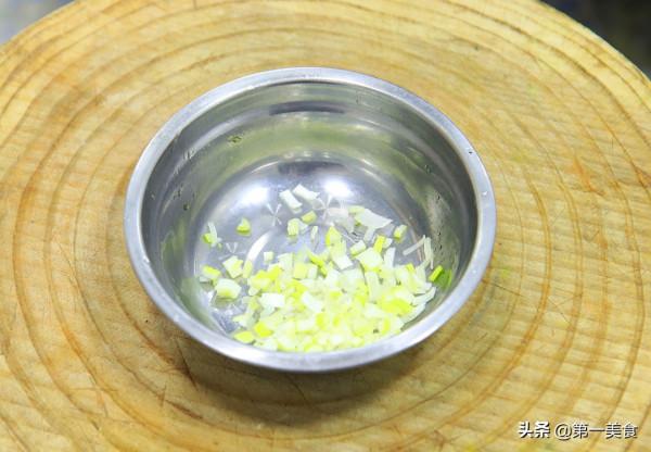 西芹炒雞蛋不要直接下鍋炒，多做這一步，清脆入味，熱量低更健康