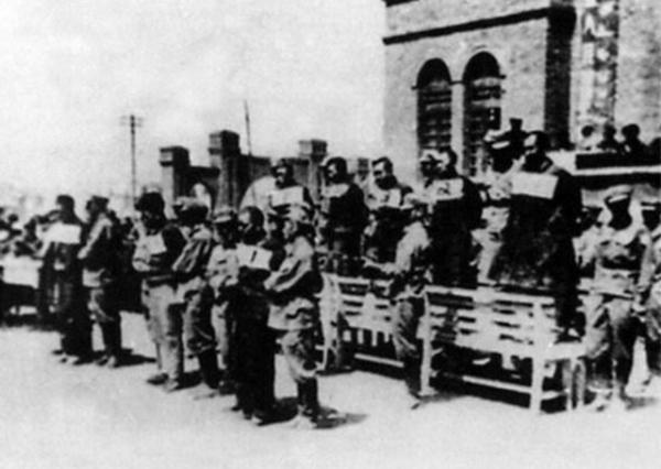 烏斯滿的最後時刻:戴著沉重的腳鐐,每天利用放風的機會祈禱 烏斯滿的最後時刻:戴著沉重的腳鐐,每天利用放風的機會祈禱