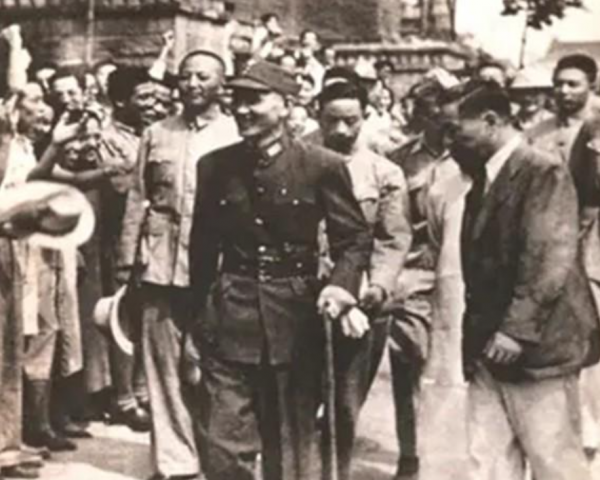 1949年，一架運鈔機墜毀湘西，村民以為天降橫財，結果是飛來橫禍