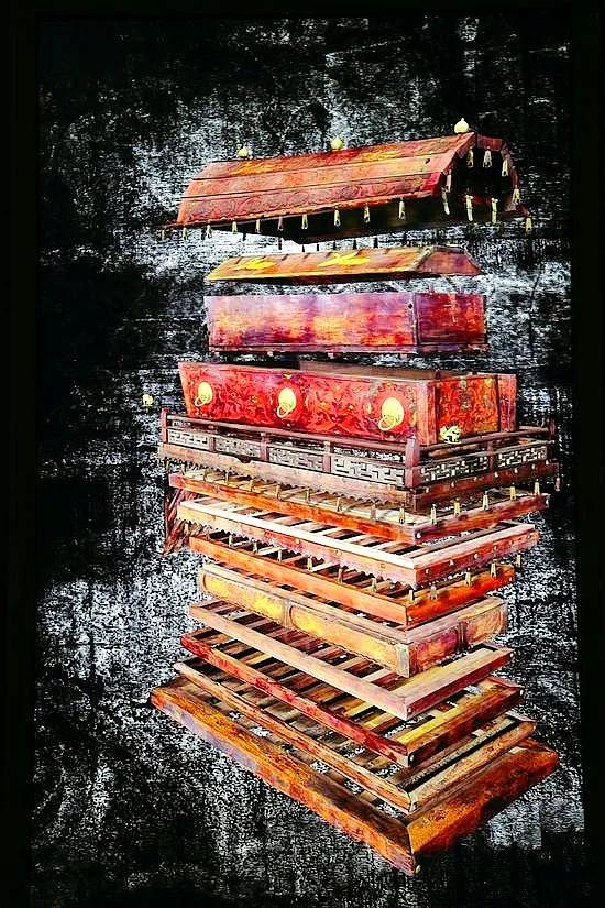 開山採石炸出千年古墓，墓內陪葬品奢華，墓主身份成謎