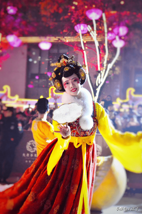 從不倒翁表演到火遍全網，憑一人之力帶火一座城，馮佳晨經歷了啥