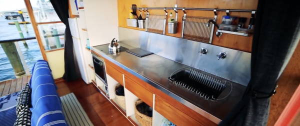 男子花百萬將家搬到水面上 12㎡漂浮小屋每月管理費至少三千