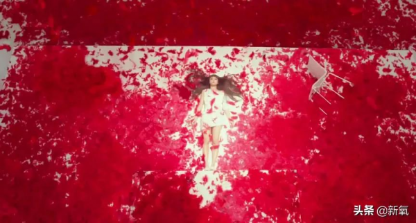 極具視覺衝擊力的日式爆裂美學，肆意而浪漫