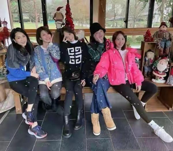 陳喬恩胖得讓人懷疑！攜男友聚會大象腿太搶鏡，全程拿包遮掩小腹