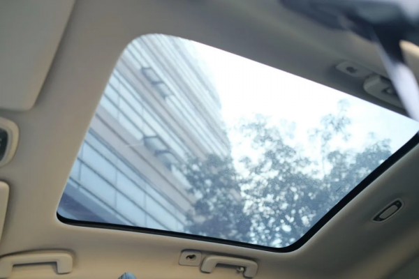 二手沃爾沃 V40：十萬級的品質代步車，安全又省心