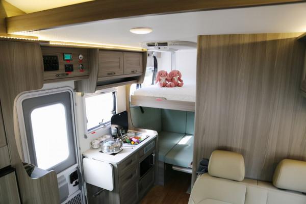 新穎佈局,睡臥、會客自由轉換的C型房車,新飛歐勝依維柯 新穎佈局,睡臥、會客自由轉換的C型房車,新飛歐勝依維柯