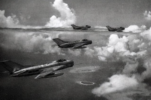 1965年我軍飛行員違反禁令,出海殲滅敵機,毛主席得知:有功無過 1965年我軍飛行員違反禁令,出海殲滅敵機,毛主席得知:有功無過