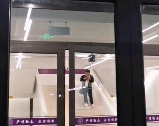 &OpenCurlyDoubleQuote;夜晚10點半&rdquo;的清華是什麼樣？優秀的人一直在努力，太勵志了