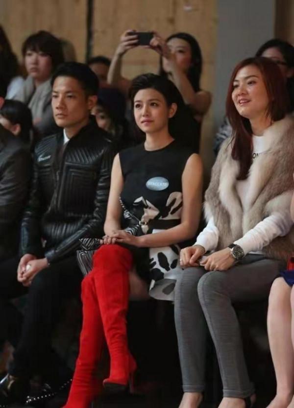 陳妍希這品味看不懂，背心小短裙挺減齡的，配上大紅長筒靴太浮誇