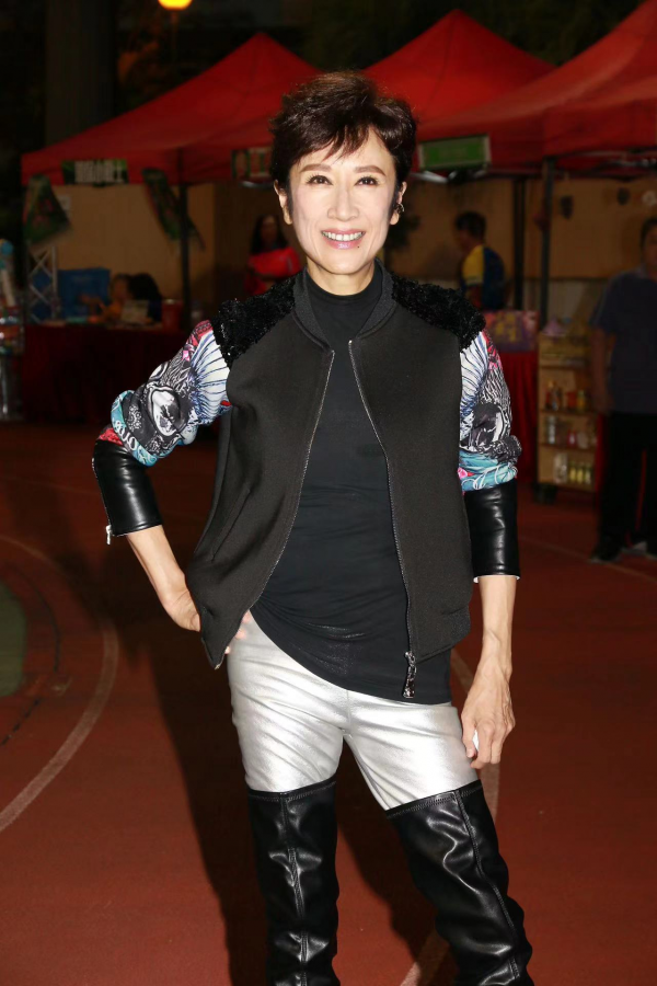 57歲知名港星滯留美國超3周!輾轉買機票稱好無奈,共損失幾十萬 57歲知名港星滯留美國超3周!輾轉買機票稱好無奈,共損失幾十萬