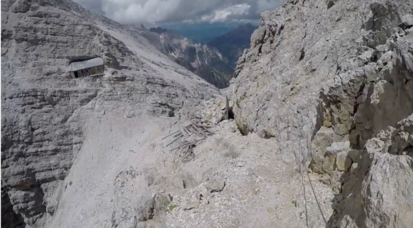 這座一戰避難所被挖進了一座山的側面，是一個壯觀的景象