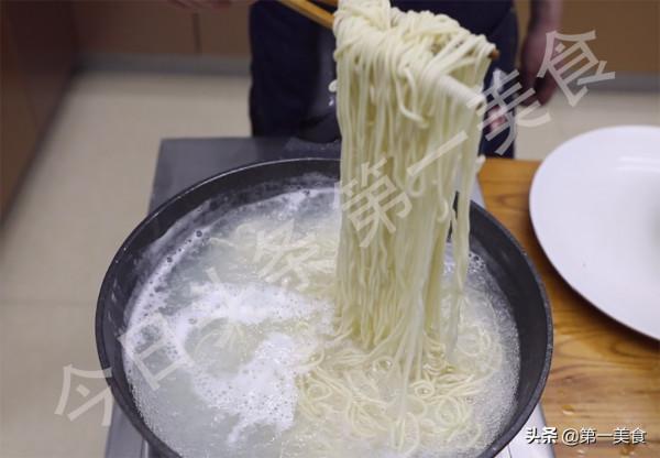 下班到家吃什麼？3種熱湯麵做法，比叫外賣強多了，驅寒又暖身