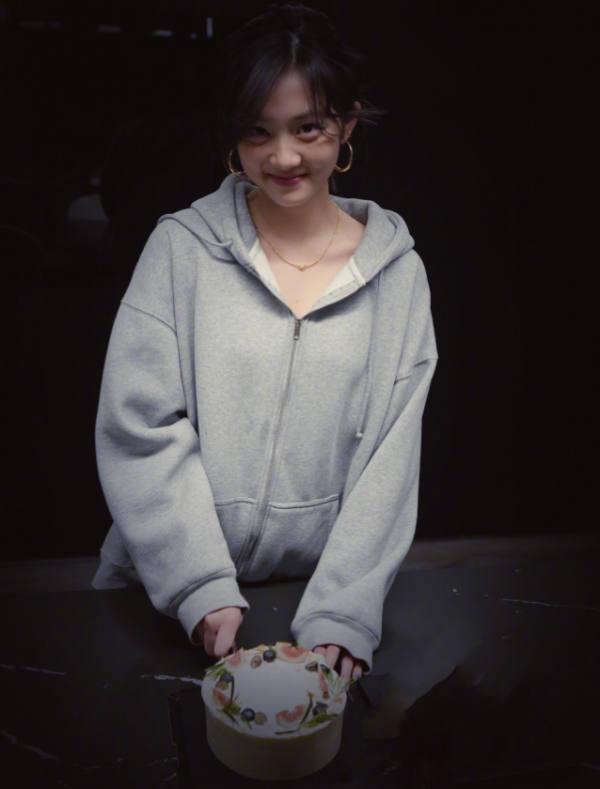 黃多多16歲生日照曝光！戴大金耳環十分貴氣，眼睛下貼一排水鑽