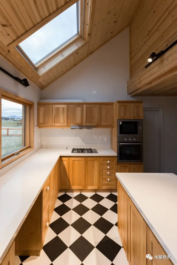 風景與陽光在屋裡匯合，原野中的 Haus III木屋住宅