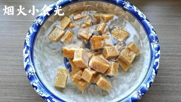 凍豆腐不要老燉著吃，像我這樣做，超下飯，連孩子都能多吃一碗飯
